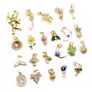 Colección de colgantes dorados con flores esmaltadas, cactus y circonitas microengastadas
