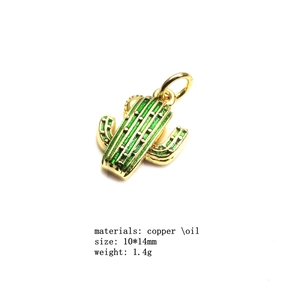 Vista detallada del colgante de cactus 10x14mm en cobre bañado en oro con esmalte verde