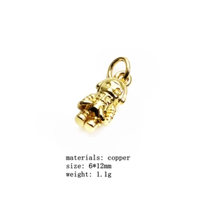 Detalle del colgante astronauta de cobre pulido de 6x12mm con incrustaciones de circonita