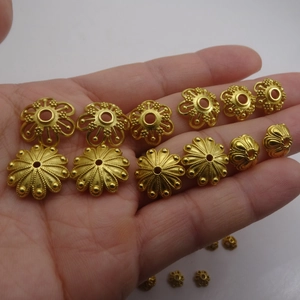 Calottes de perles dorées en forme de fleur pour bijoux DIY sur la main