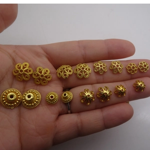 Assortiment de calottes de perles évidées dorées et intercalaires pour bijoux DIY