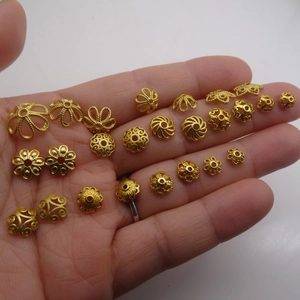 Vue détaillée de calottes de perles dorées et d'intercalaires vintage pour bijoux DIY