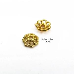 Gros plan d'intercalaires fleurs plaqués or 8x2mm avec finition mate et design évidé