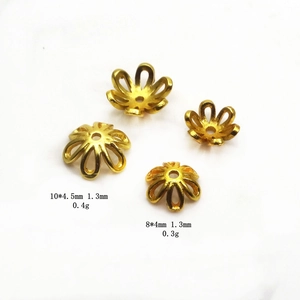 Comparaison de taille détaillée des coupelles fleurs dorées pour création de bijoux