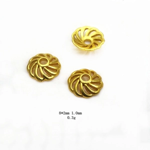 Détails macro de calottes de perles spirales dorées 8x2mm pour création de bijoux
