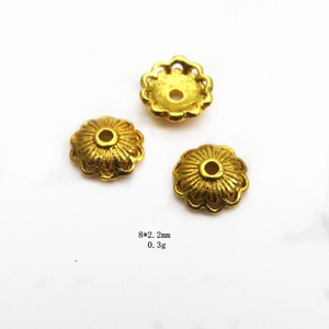 Vue détaillée de calottes de perles fleurs dorées 8x2,2 mm pour création de bijoux
