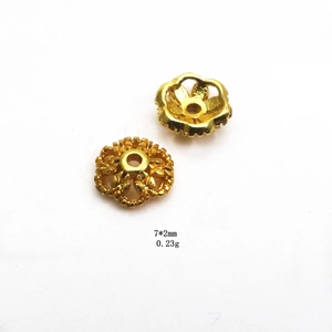 Vue détaillée de calottes de perles dorées 7x2mm avec texture gaufrée et trou