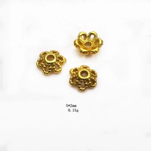 Détail de trois coupelles de perles fleurs dorées 5x2mm pour bijoux DIY