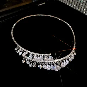 Collier choker élégant en zircon goutte d'eau présenté sur un coffret en velours noir.
