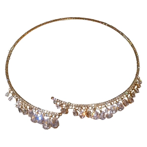 Choker élégant doré avec des pendentifs scintillants en oxyde de zirconium en goutte