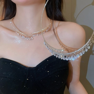 Vue détaillée d'un collier ras du cou en zircon avec franges de strass étincelants