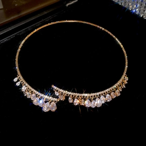 Gros plan d'un ras-de-cou doré élégant avec des pendentifs en zircon scintillant.