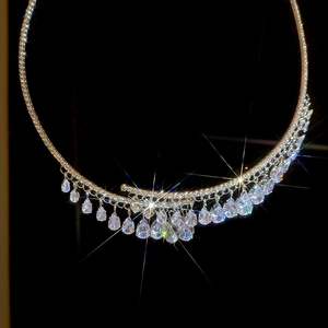 Gros plan d'un collier choker argenté orné de franges scintillantes en zircone goutte d'eau