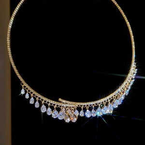 Vue détaillée d'un collier ras du cou en zircon goutte d'eau aux reflets brillants