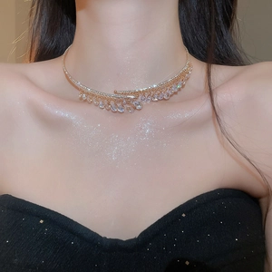 Gros plan d'un collier choker à gouttes en zircon étincelant porté avec élégance