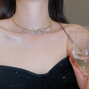 Vue détaillée d'un collier ras du cou en zircon étincelant sur le cou d'un modèle