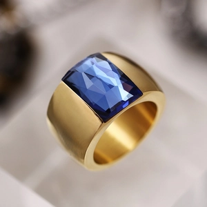 Eleganter goldener Breitbandring aus Edelstahl mit großem facettiertem blauem Glasstein