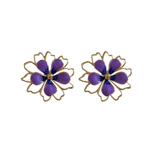 Eleganti orecchini a lobo a fiore traforato in oro con brillanti petali in smalto viola