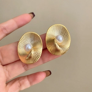 Orecchini a spirale vintage dorati con perla, borchie ovali testurizzate da donna