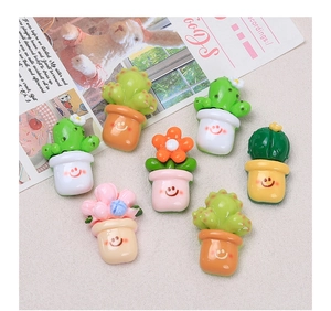 Dettaglio di 7 mini figurine di succulente in resina con sorrisi per decorazioni fai-da-te