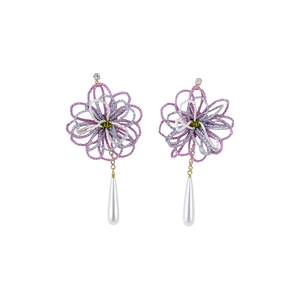 Boucles d'oreilles élégantes en perles en forme de fleur avec perles en goutte blanches.