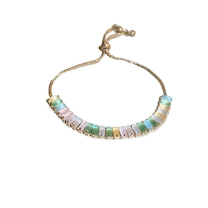 Verstellbares Goldkettenarmband mit bunten rechteckigen Zirkonsteinen in Pastell.