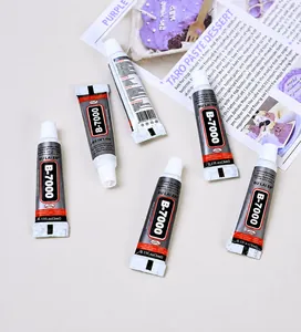 Makroaufnahme der 3ml B-7000 Mehrzweck-Resinkleber-Tube für DIY-Schmuckarbeiten