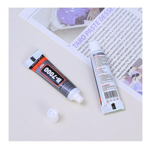 Vue détaillée de deux tubes de colle B7000 3ml avec embouts de précision pour bijoux DIY