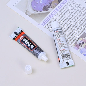 Deux colles polyvalentes B7000 de 3ml pour bricolage sur fond blanc minimaliste