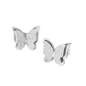 Nahaufnahme von zweilagigen Schmetterling-Ohrsteckern mit strukturierter Sandfinish-Oberfläche.
