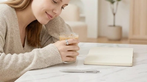Woman holding iced coffee wearing a single row diamond rotating titanium steel ring