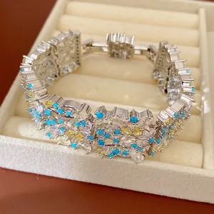 Bracciale vintage di lusso con turchese e zirconi in un portagioie raffinato