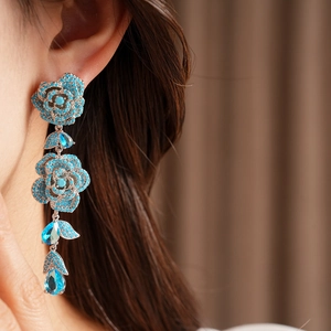 Orecchini vintage di lusso con zirconi blu, rose e un elegante design a goccia d'acqua