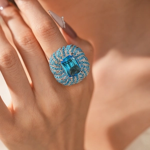 Dettaglio ravvicinato di un anello da cocktail vintage con zircone blu e perline