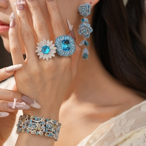 Dettaglio di un set di gioielli vintage in zirconia blu indossato da una modella.