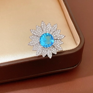 Vista dettagliata di un anello vintage a forma di fiore con pietra centrale blu