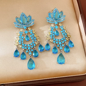 Dettaglio di orecchini vintage in zircone blu con delicato design a farfalla