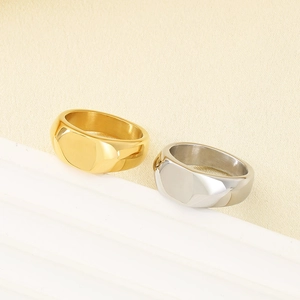 Nahaufnahme von minimalistischen Edelstahlsiegelringen in Gold- und Silberoptik