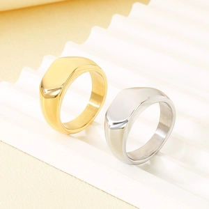 Nahaufnahme von minimalistischen Siegelringen aus Edelstahl in Gold und Silber