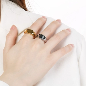 Nahaufnahme von minimalistischen Siegelringen aus Edelstahl in Gold und Silber