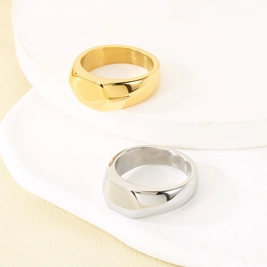 Nahaufnahme von minimalistischen Siegelringen aus Edelstahl in Gold und Silber poliert