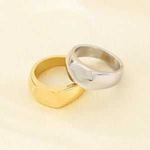 Detaillierte Nahaufnahme von minimalistischen Siegelringen aus poliertem Edelstahl in Gold