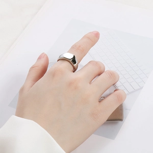 Detailaufnahme eines minimalistischen silbernen Siegelrings aus Edelstahl am Finger