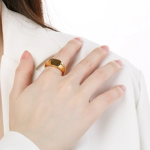 Detailansicht eines minimalistischen goldenen polierten Siegelsiegelrings aus Edelstahl