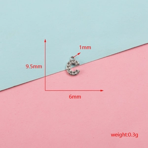 Vue détaillée du pendentif lettre C en argent avec dimensions de 9,5 mm et poids de 0,3 g.