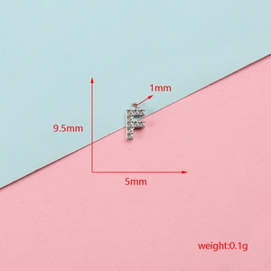 Vue macro montrant la hauteur précise de 9,5 mm du pendentif lettre F argenté.