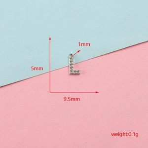 Vue détaillée du pendentif lettre L argenté avec dimensions et annotations de poids