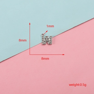 Vue détaillée pendentif lettre W argent avec dimensions 8x8mm et poids total 0.5g
