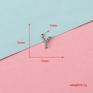 Gros plan détaillé d'un pendentif en forme de lettre Y argenté avec strass, 9x7mm