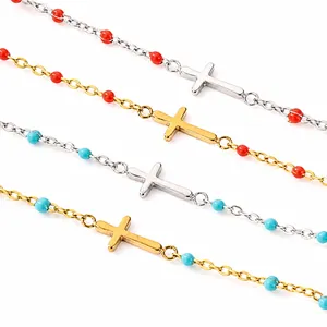 Vue détaillée de bracelets croix en acier inoxydable avec des perles colorées
